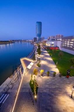 Belgrad, Sırbistan - 5 Ekim 2023: Belgrad Rıhtımı - Sava Nehri kıyısında yeni bir lüks mahalle