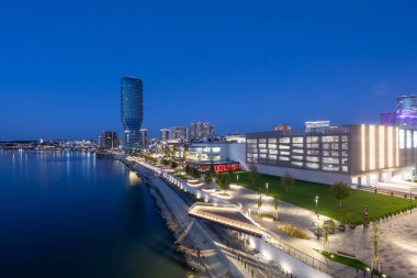 Belgrad, Sırbistan - 5 Ekim 2023: Belgrad Rıhtımı - Sava Nehri kıyısında yeni bir lüks mahalle, gece manzarası