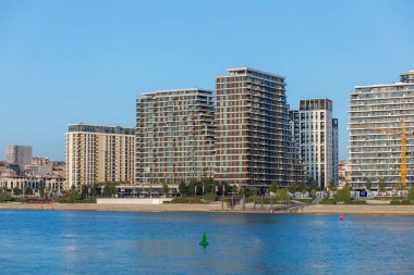 Belgrad, Sırbistan - 5 Ekim 2023: Belgrad Rıhtımı - Sava Nehri kıyısındaki yeni binada lüks daireler