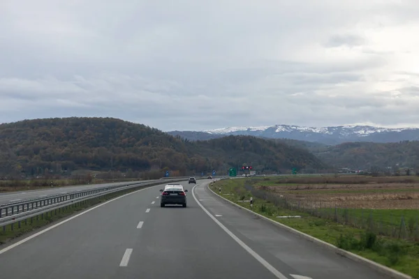 从贝尔格莱德到Aak Aka Milos Veliki的塞尔维亚A2号公路 免版税图库照片