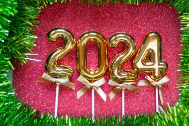 Mutlu yıllar 2024 - Açık tahta zemin üzerinde turuncu altın rakamlar