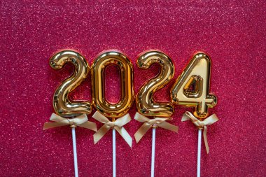 2024 Mutlu Yıllar Konsepti - Parlak arkaplan fotoğrafında turuncu altın rakamlar