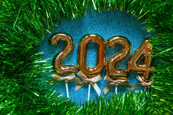 新年快乐2024 明亮的背景照片上的橙色金色数字 免版税图库照片