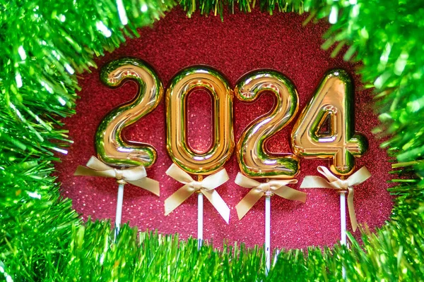 2024新年快乐 浅色木制背景照片上的橙色金色数字 图库照片