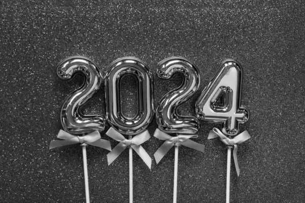 2024新年快乐概念 灰色金属尘埃闪烁着背景照片上的旧银号 图库图片