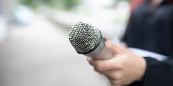 Női Újságíró Sajtótájékoztatón Jegyzeteket Mikrofont Tart Kezében Stock Kép