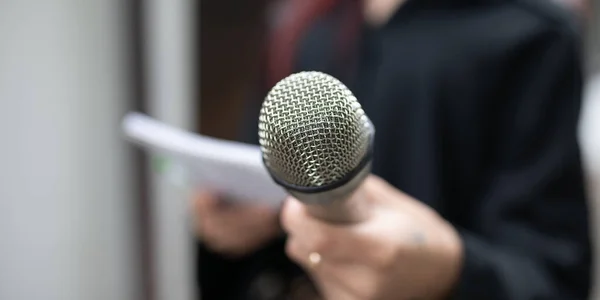 Basın Konferansında Kadın Gazeteci Notlar Yazıyor Mikrofon Tutuyor Telifsiz Stok Imajlar