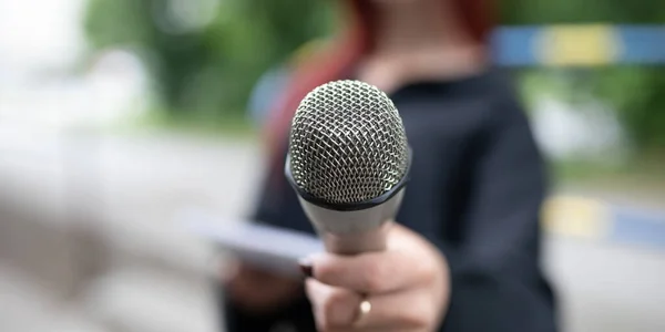Vrouwelijke Journaliste Nieuwsconferentie Notities Schrijven Microfoon Vasthouden Rechtenvrije Stockafbeeldingen