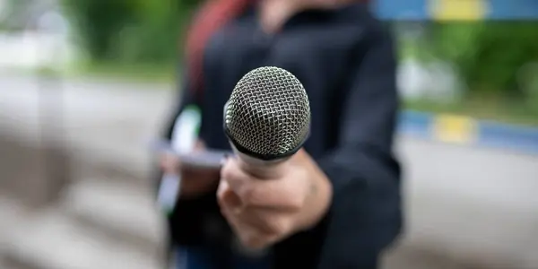 Női Újságíró Sajtótájékoztatón Jegyzeteket Mikrofont Tart Kezében Stock Kép