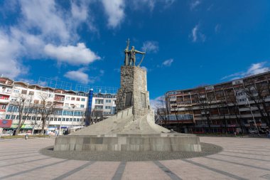 Krallık, Sırbistan - 18 Şubat 2022: 1912-1918 savaşlarında özgürlük için ölen Sırp savaşçıların anıtı, Asker, nam-ı diğer Milutin Kralevo 'nun ana meydanında, Trg Srpskih Ratnika,