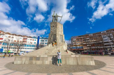 Krallık, Sırbistan - 18 Şubat 2022: 1912-1918 savaşlarında özgürlük için ölen Sırp savaşçıların anıtı, Asker, nam-ı diğer Milutin Kralevo 'nun ana meydanında, Trg Srpskih Ratnika,