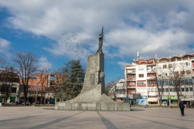Krallık, Sırbistan - 18 Şubat 2022: 1912-1918 savaşlarında özgürlük için ölen Sırp savaşçıların anıtı, Asker, nam-ı diğer Milutin Kralevo 'nun ana meydanında, Trg Srpskih Ratnika,