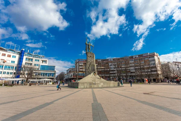 Krallık, Sırbistan - 18 Şubat 2022: 1912-1918 savaşlarında özgürlük için ölen Sırp savaşçıların anıtı, Asker, nam-ı diğer Milutin Kralevo 'nun ana meydanında, Trg Srpskih Ratnika,