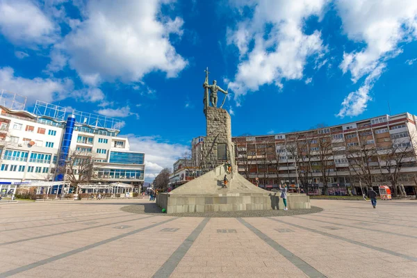 Krallık, Sırbistan - 18 Şubat 2022: 1912-1918 savaşlarında özgürlük için ölen Sırp savaşçıların anıtı, Asker, nam-ı diğer Milutin Kralevo 'nun ana meydanında, Trg Srpskih Ratnika,