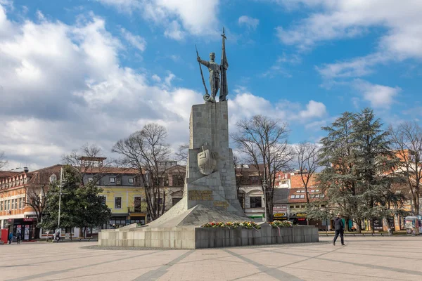 Krallık, Sırbistan - 18 Şubat 2022: 1912-1918 savaşlarında özgürlük için ölen Sırp savaşçıların anıtı, Asker, nam-ı diğer Milutin Kralevo 'nun ana meydanında, Trg Srpskih Ratnika,