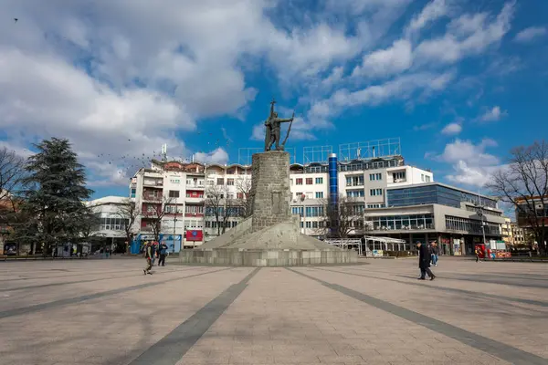 Krallık, Sırbistan - 18 Şubat 2022: 1912-1918 savaşlarında özgürlük için ölen Sırp savaşçıların anıtı, Asker, nam-ı diğer Milutin Kralevo 'nun ana meydanında, Trg Srpskih Ratnika,