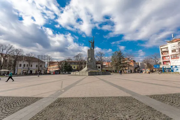 塞尔维亚克拉列沃 2022年2月18日 在1912 1918年战争中为自由而牺牲的塞尔维亚战士纪念碑 位于克拉列沃主要广场的士兵 也就是Milutin 免版税图库图片