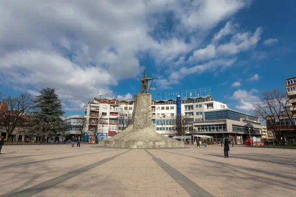 塞尔维亚克拉列沃 2022年2月18日 在1912 1918年战争中为自由而牺牲的塞尔维亚战士纪念碑 位于克拉列沃主要广场的士兵 也就是Milutin 图库图片