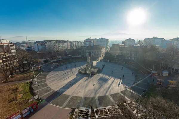 セルビアのクラルジェヴォ 2023年12月19日 有名なモニュメント ミルチン を持つメインシティ広場は 1912年から1918年の戦争で自由のために死んだセルビアの戦士たちに ロイヤリティフリーのストック写真