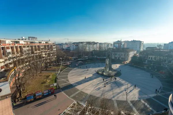 塞尔维亚克拉列沃 2023年12月19日 主要城市广场 有著名的塞尔维亚战士纪念碑 Milutin 他们在1912年至1918年的战争中为自由而牺牲 免版税图库照片