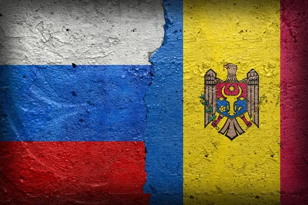 Rusya ve Moldova bayrakları - Solda Rus federasyon bayrağı ve sağda Moldova bayrağı ile boyanmış beton duvar