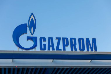 Cacak, Sırbistan - 19 Aralık 2024: Sırbistan 'ın Cacak kenti yakınlarındaki Preljina' daki Gazprom Neft benzin istasyonunun ayrıntıları. Logo. Gazprom Rusya 'nın ana enerji ve enerji şirketlerinden biri.