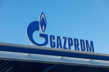 Cacak, Sırbistan - 19 Aralık 2024: Sırbistan 'ın Cacak kenti yakınlarındaki Preljina' daki Gazprom Neft benzin istasyonunun ayrıntıları. Logo. Gazprom Rusya 'nın ana enerji ve enerji şirketlerinden biri.