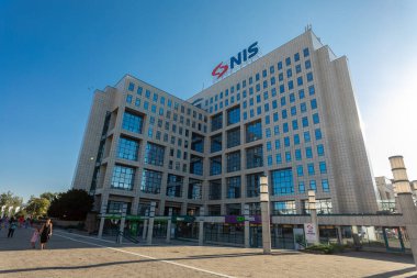 Novi Sad, Sırbistan - 10 Eylül 2023: Gazprom Neft Nis Petrol Rafineri Şirketi Binası Novi Sad.
