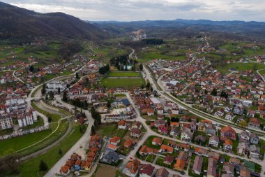 Kosjeriç 'in Sırbistan' daki kentin hava aracı görüntüsü. Skrapez Nehri