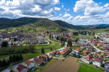 Sırbistan 'ın Zlatibor diskoteğine bağlı Kosjeriç' in Hava Aracı Görünümü