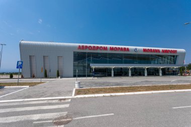 Krallık, Sırbistan - 27 Haziran 2025: Uluslararası Havalimanı Morava, Ladjevci, Krallık ve Sırbistan 'ın Cacak kenti yakınları