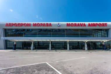 Krallık, Sırbistan - 27 Haziran 2025: Uluslararası Havalimanı Morava, Ladjevci, Krallık ve Sırbistan 'ın Cacak kenti yakınları