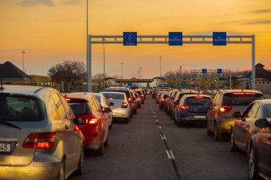 Horgos Roszke, Macaristan - 17 Şubat 2025: Sırbistan ile Macaristan, Horgos, Roszke arasındaki AB Sınır Girişinde Uzun Yolcu Arabaları Kuyruğu