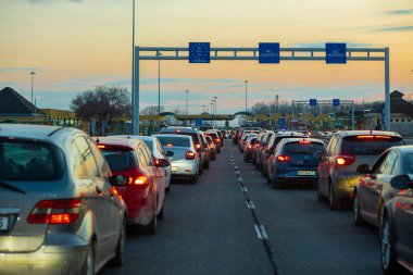 Horgos Roszke, Macaristan - 17 Şubat 2025: Sırbistan ile Macaristan, Horgos, Roszke arasındaki AB Sınır Girişinde Uzun Yolcu Arabaları Kuyruğu