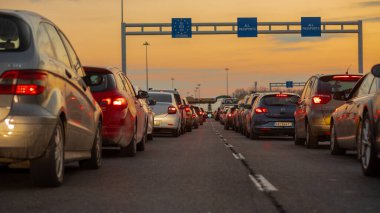 Horgos Roszke, Macaristan - 17 Şubat 2025: Sırbistan ile Macaristan, Horgos, Roszke arasındaki AB Sınır Girişinde Uzun Yolcu Arabaları Kuyruğu