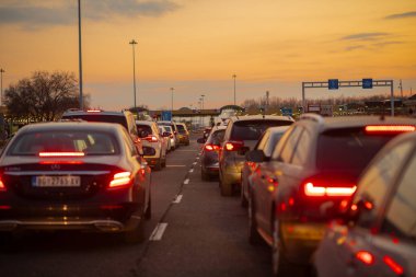 Horgos Roszke, Macaristan - 17 Şubat 2025: Sırbistan ile Macaristan, Horgos, Roszke arasındaki AB Sınır Girişinde Uzun Yolcu Arabaları Kuyruğu