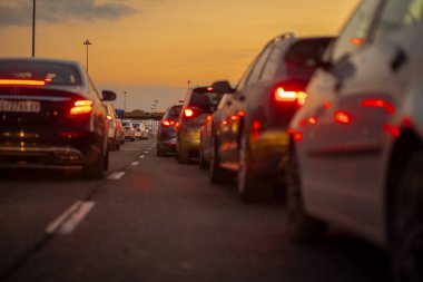 Horgos Roszke, Macaristan - 17 Şubat 2025: Sırbistan ile Macaristan, Horgos, Roszke arasındaki AB Sınır Girişinde Uzun Yolcu Arabaları Kuyruğu