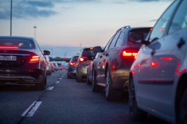 Horgos Roszke, Macaristan - 17 Şubat 2025: Sırbistan ile Macaristan, Horgos, Roszke arasındaki AB Sınır Girişinde Uzun Yolcu Arabaları Kuyruğu