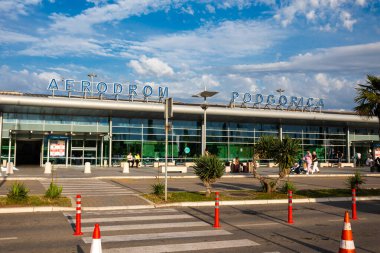 Golubovci, Podgorica, Karadağ - 6 Mayıs 2025: Uluslararası Havalimanı Podgorica, Karadağ 'ın Terminal Binası Önü