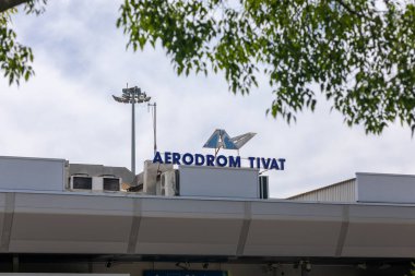 Tivat, Karadağ - 9 Mayıs 2025: Tivat, Montenegr 'deki Uluslararası Havalimanı Ana Binasının Önü