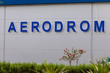 Tivat, Karadağ - 9 Mayıs 2025: Tivat, Montenegr 'deki Uluslararası Havalimanı Ana Binasının Önü