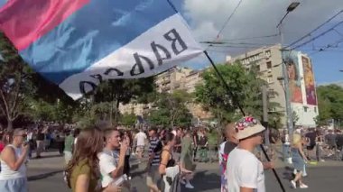 Belgrad, Srbija - 28 Haziran 2025: Belgrad meydanındaki on binlerce protestocu, aylar süren yolsuzluğa karşı öğrenci liderliğindeki grevler ve demokratik kurumların Aleksandar Vuciç tarafından yıkılmasının ardından erken seçim talep ediyor.