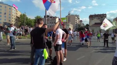 Belgrad, Srbija - 28 Haziran 2025: Belgrad meydanındaki on binlerce protestocu, aylar süren yolsuzluğa karşı öğrenci liderliğindeki grevler ve demokratik kurumların Aleksandar Vuciç tarafından yıkılmasının ardından erken seçim talep ediyor.