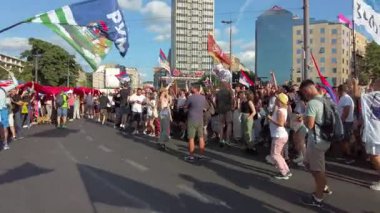 Belgrad, Srbija - 28 Haziran 2025: Belgrad meydanındaki on binlerce protestocu, aylar süren yolsuzluğa karşı öğrenci liderliğindeki grevler ve demokratik kurumların Aleksandar Vuciç tarafından yıkılmasının ardından erken seçim talep ediyor.