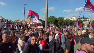 Belgrad, Srbija - 28 Haziran 2025: Belgrad meydanındaki on binlerce protestocu, aylar süren yolsuzluğa karşı öğrenci liderliğindeki grevler ve demokratik kurumların Aleksandar Vuciç tarafından yıkılmasının ardından erken seçim talep ediyor.