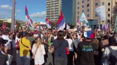 Belgrad, Srbija - 28 Haziran 2025: Belgrad meydanındaki on binlerce protestocu, aylar süren yolsuzluğa karşı öğrenci liderliğindeki grevler ve demokratik kurumların Aleksandar Vuciç tarafından yıkılmasının ardından erken seçim talep ediyor.