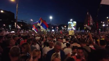 Belgrad, Srbija - 28 Haziran 2025: Belgrad meydanındaki on binlerce protestocu, aylar süren yolsuzluğa karşı öğrenci liderliğindeki grevler ve demokratik kurumların Aleksandar Vuciç tarafından yıkılmasının ardından erken seçim talep ediyor.