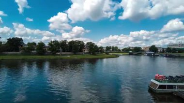 Wawel Kalesi ve Visla Vistula Nehri 'nin Krakow, Polonya' da turist botlarıyla zaman aşımı