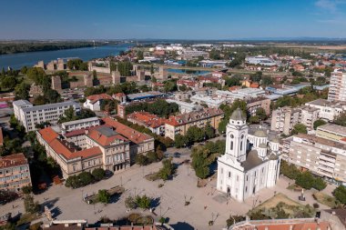 Smederevo - Sırbistan 'ın modern kenti ve ortaçağ kalesi ve Tuna Nehri' nin panoramik hava manzarası, şehir meydanındaki kilise
