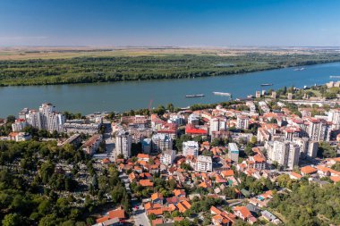 Smederevo - Modern Sırp kenti ve ortaçağ kalesi ve Tuna Nehri 'nin panoramik hava manzarası
